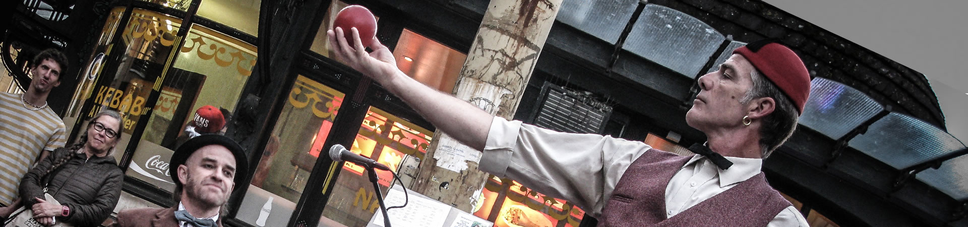 Oskar &  Strudel, Itinerant circus, stage and street artists